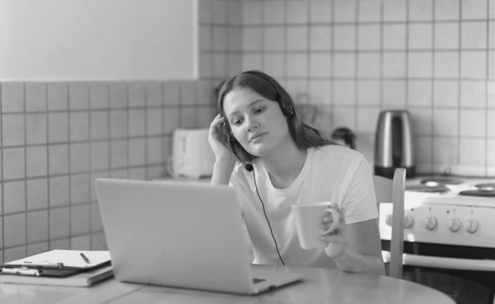 Teilnehmer arbeiten gemeinsam an Finanzmodellen